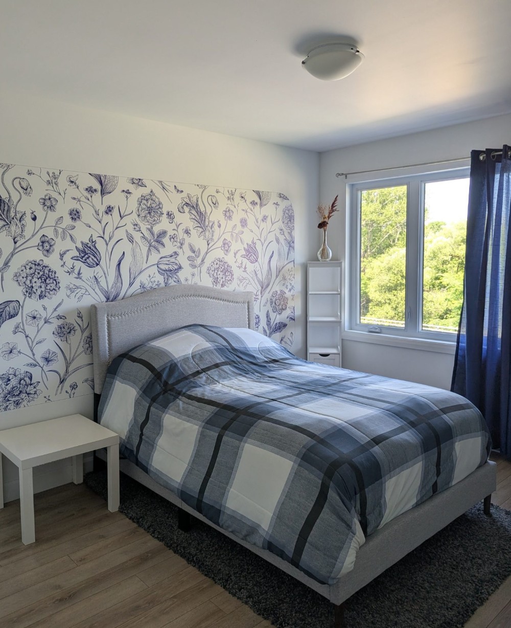 Impression murale d'un motif floral en tête de lit dans une chambre